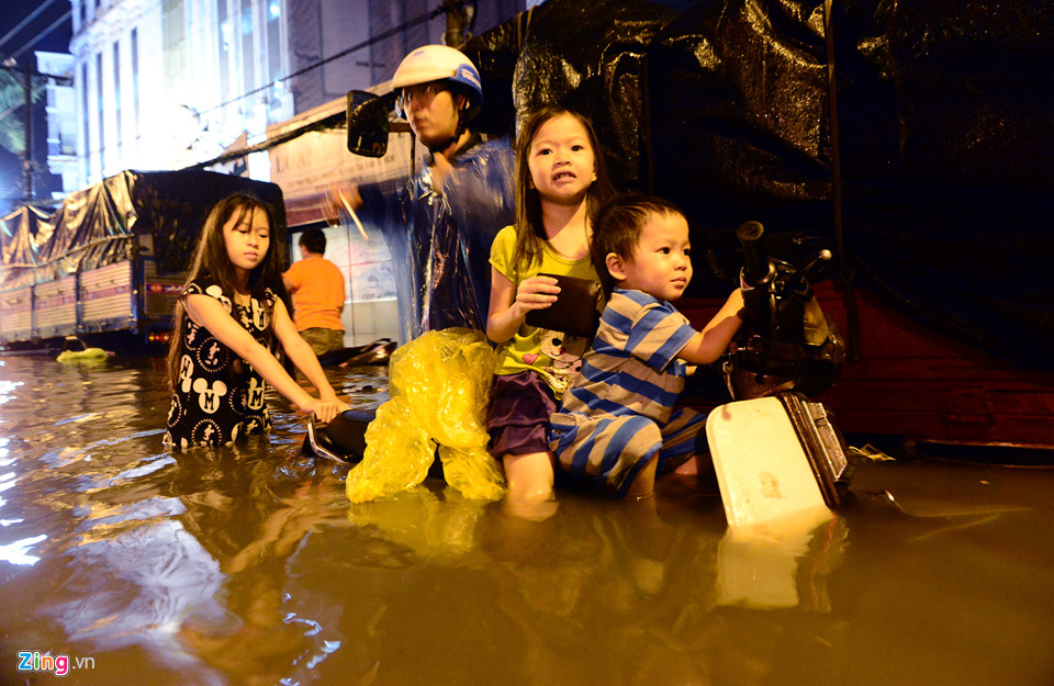Người Sài Gòn lội nước ngập ngang bụng, ngã sấp mặt giữa đêm